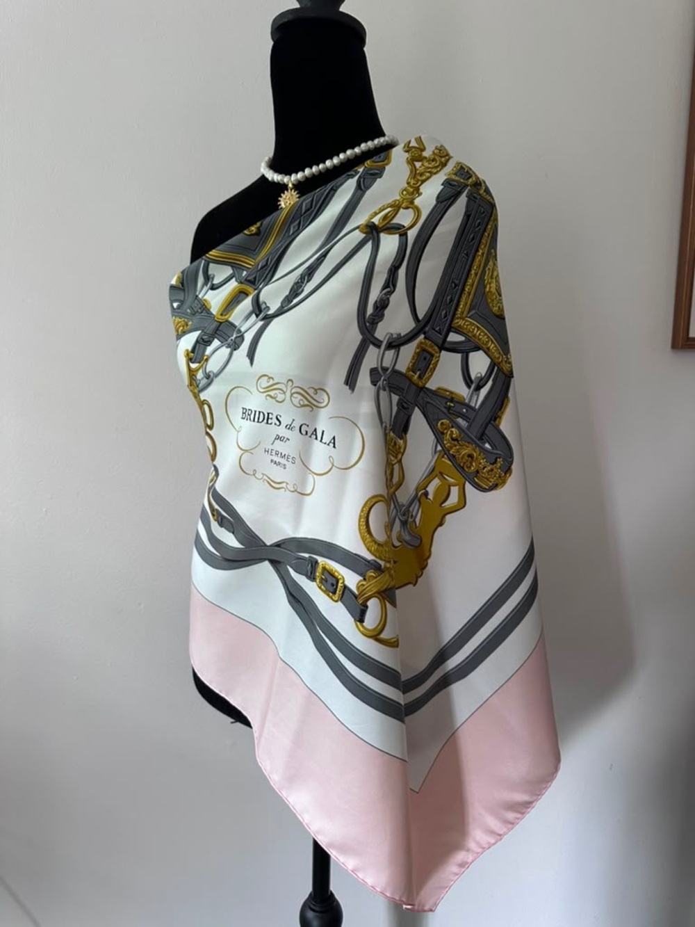 Hermes Silk Scarf Carré 90 Pink White Hand Rolled Made in France - Picture 2 of 9